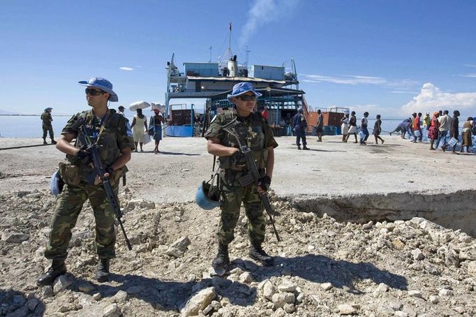 Argentinští vojácí dohlížejí na pořádek, při vykládání humanitární pomoci světového potravinového programu.