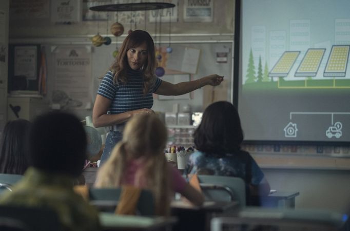 Rashida Jones jako učitelka v epizodě s názvem Obyčejní lidé.