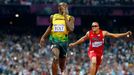 Jamajský sprinter Usain Bolt slaví vítězství ve sprintu na 200 metrů na OH 2012 v Londýně.