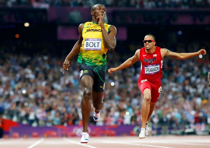 Jamajský sprinter Usain Bolt slaví vítězství ve sprintu na 200 metrů na OH 2012 v Londýně.