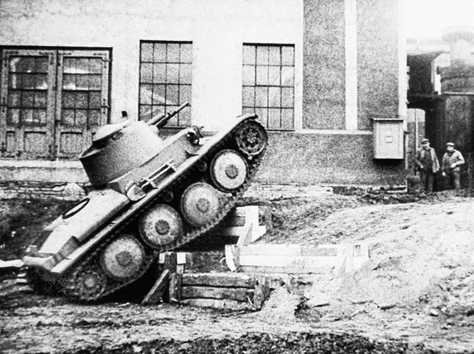 Fotogalerie / Před 115 lety byla podepsána smlouva o zřízení továrny na automobily Praga