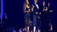 Americká zpěvačka Ariana Grande letos zaznamenala velký úspěch s hitem Problem. Od Davida Hasselhoffa si převzala cenu v kategorii Nejlepší zpěvačka roku...