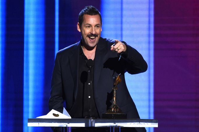 Adam Sandler přebírá cenu Film Independent Spirit Award za výkon ve snímku Drahokam.