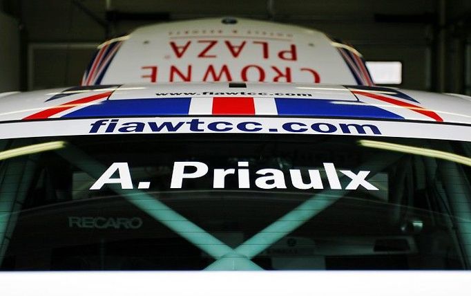 Obhájce titulu z loňského roku - Andy Priaulx (BMW 320si) - je po úvodním závodu na 3. místě. V Brně testům po oba dny jasně dominoval.