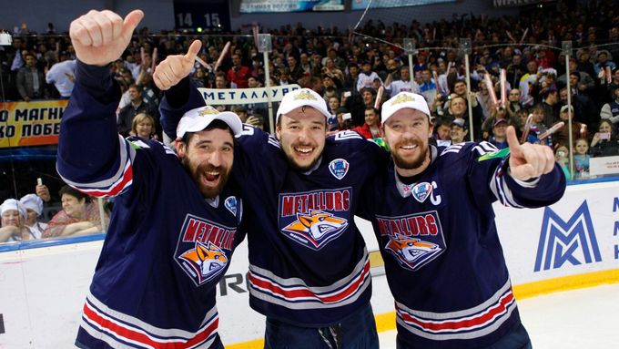 Danis Zaripov, Jan Kovář a Sergej Mozjakin. Zvučné trio Magnitogorsku se v hokejové Lize mistrů jen tak neukáže.