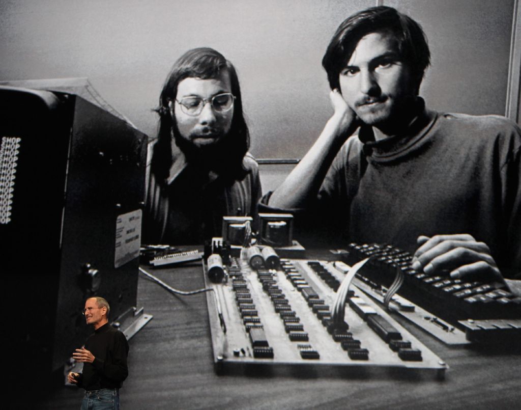 Steve Jobs v roce 2010 a 1975