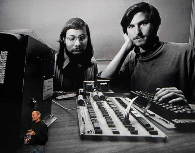 Jobs přednáší v San Franciscu,v lednu 2010. Za ním na zdi se promítá archivní fotografie z roku 1975, kdy v Silicon Valley vznikl neformální Homebrew Computer Club.