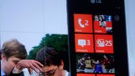 Telefonu řeknete, že chcete kávu a on vám najde nejbližší kavárnu - popsal revoluci Microsoftu v ovládání mobilu jeho šéf Ballmer. Uživatelům iPhonu nebo Androidu, kteří tyto funkce znají již dávno, tím ale příliš neučaroval.