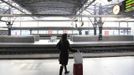 A passenger waits on an empty platform at the Thalys high-speed train terminal at Brussels Midi/Zuid rail station during an European strike November 14, 2012. Millions of workers joined strikes across southern Europe on Wednesday to protest against spending cuts and tax hikes that trade unions say have brought misery and deepened the region's economic crisis. REUTERS/Yves Herman (BELGIUM - Tags: POLITICS CIVIL UNREST BUSINESS EMPLOYMENT TRANSPORT) Published: Lis. 14, 2012, 10:13 dop.