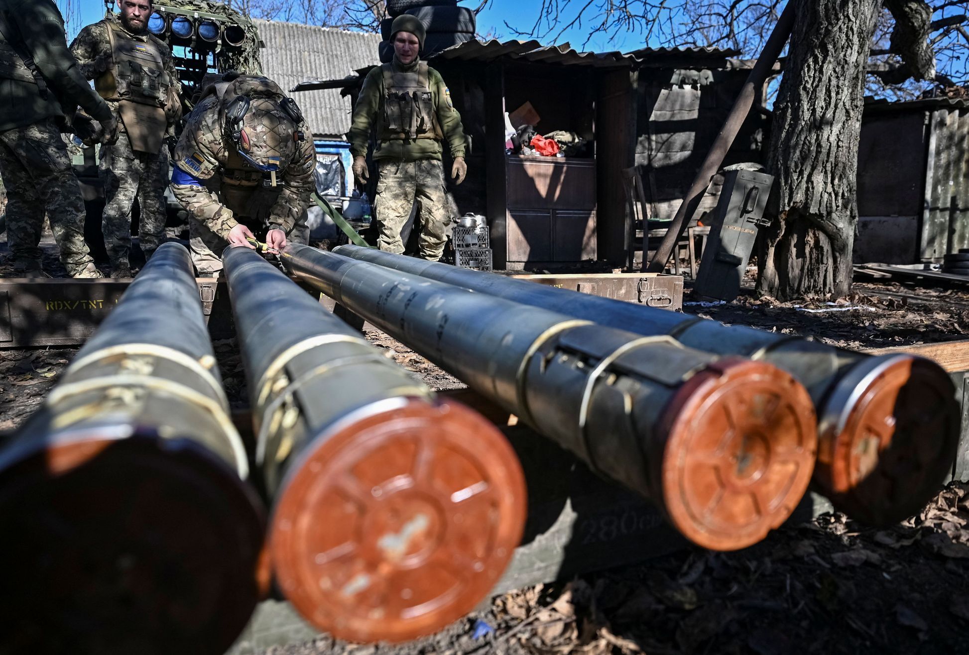 Ukrajinští vojáci chystají rakety pro útok v Záporožské oblasti.