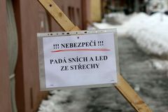 Pozor, padá led a sníh. Ve městech přibývá zraněných