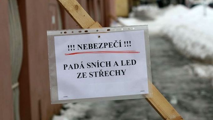 Jedna z mnoha cedulí, která má varovat chodce. Snímek z pondělního dopoledne z Prahy 7, ulice U Uranie.
