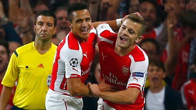 Alexis Sánchez (vlevo) a Jack Wilshire slaví postupový gól Arsenalu do základní skupiny Ligy mistrů