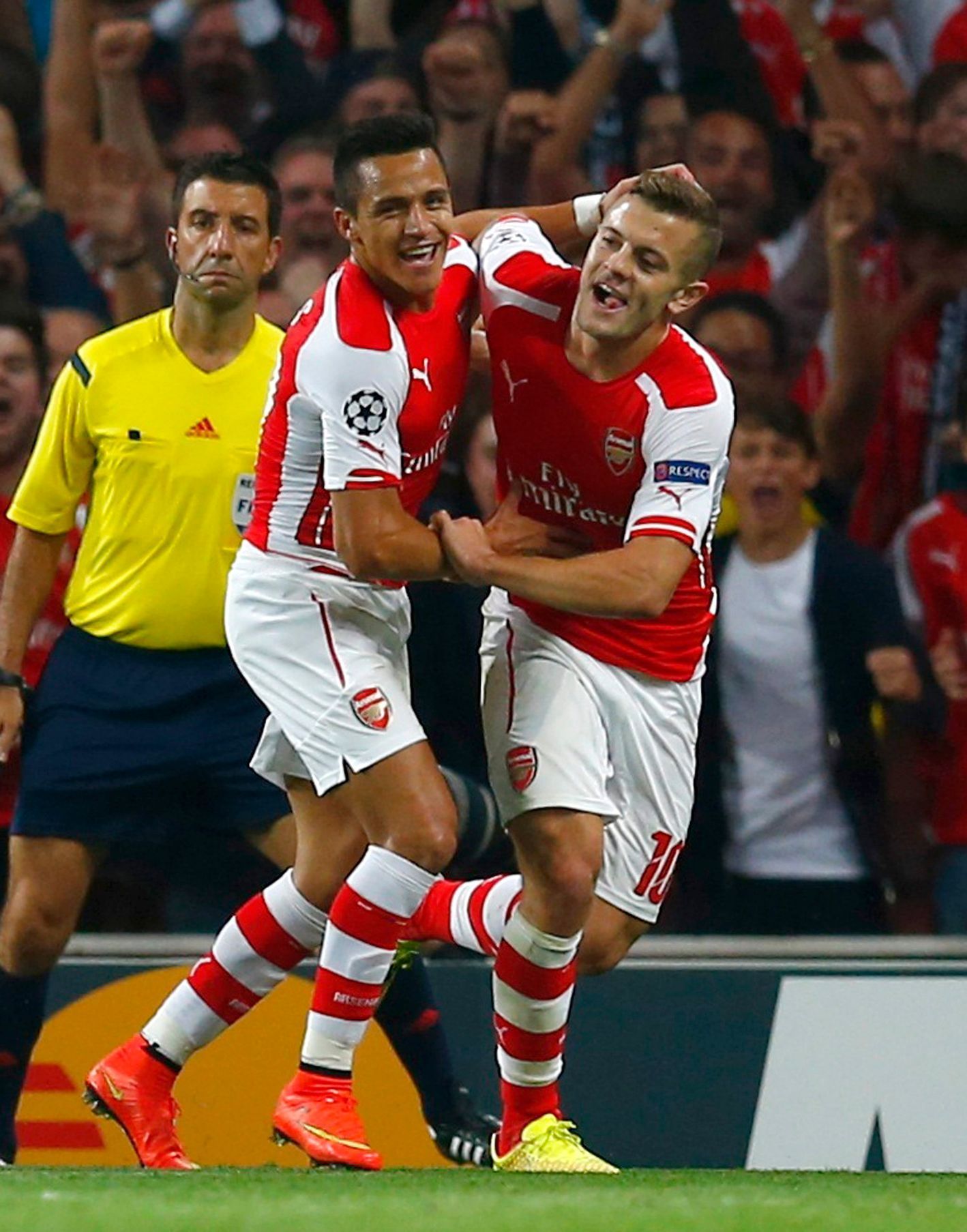 4. předkolo LM: Arsenal - Besiktas (Sánchez a Wilshire se radují z gólu)