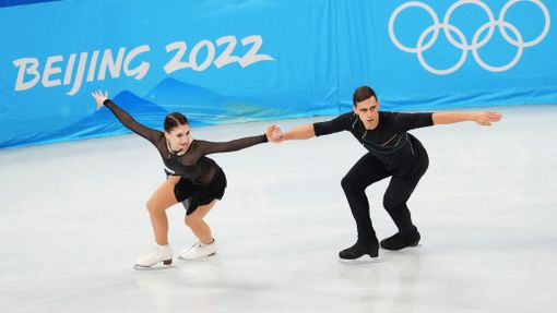 Jelizaveta Žuková a Martin Bidař na ZOH 2022 v Pekingu v rámci krátkého programu soutěží sportovních dvojic.