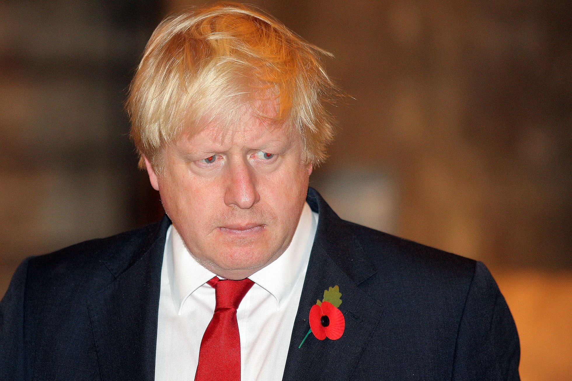 Boris Johnson v kryptě klade věnec
