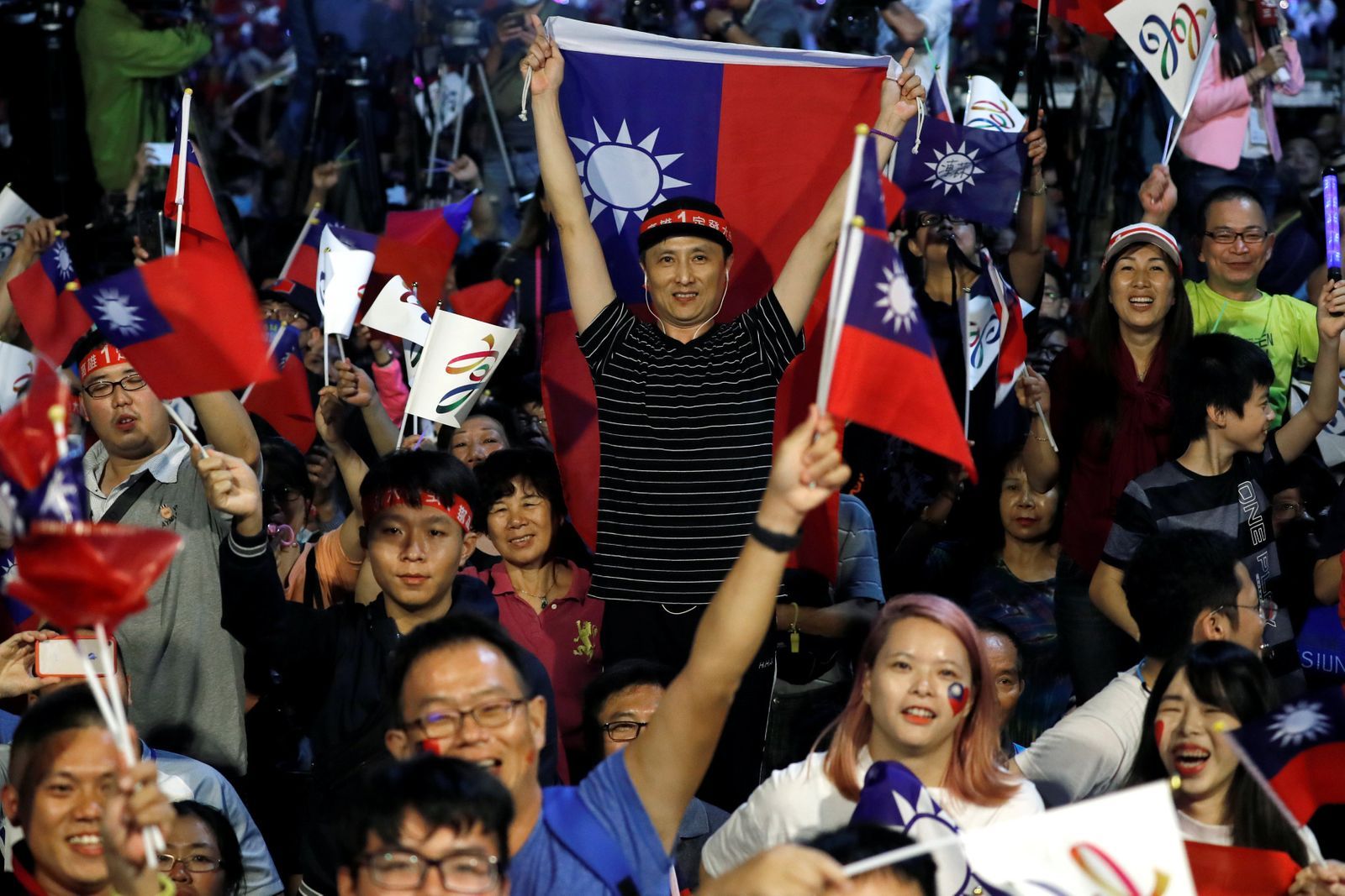 Tchajwanská Národní strana (Kuomintang) vyhrála regionální volby. Její příznivci slaví.