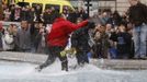 Ve fontáně na Trafalgar Square došlo i na pěsti. Zde si "to rozdávají" jeden pročínský a jeden protičínský protestující.