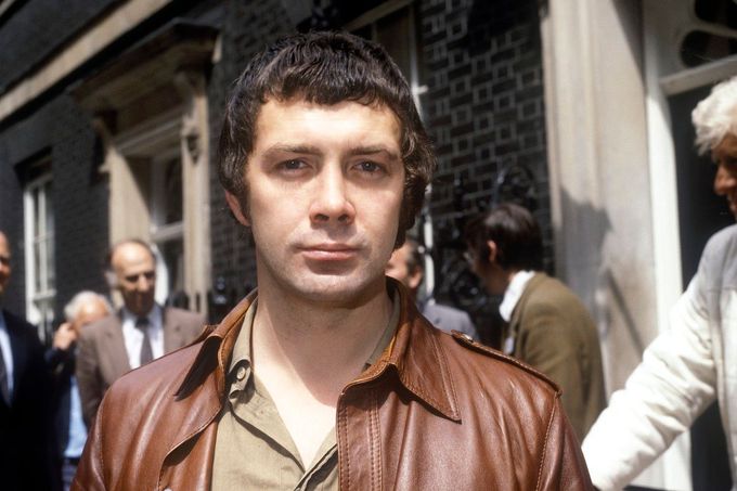 Britský herec Lewis Collins, který hrál postavu Bodieho v seriálu Profesionálové v letech 1977-1983.