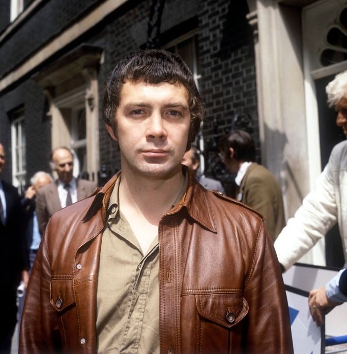 Britský herec Lewis Collins, který hrál postavu Bodieho v seriálu Profesionálové v letech 1977-1983.