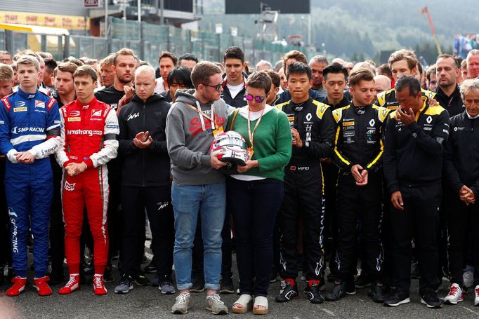 F1, VC Belgie 2019: Máma a bratr při minutě ticha za zesnulého pilota F2 Anthoinea Huberta.