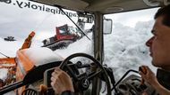 Cesta z Pece na Luční boudu měří okolo sedmi kilometrů a její zprovoznění na turistickou sezonu je důležité i z hlediska ochrany přírody.