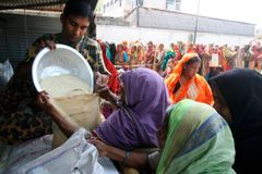 Bangladéští průmyslníci přispějí dělníkům na rýži