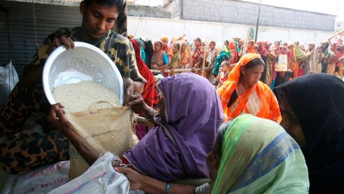 Zlevněnou rýži distribuuje i bangladéšská vláda. Většinou však v pracovní době.