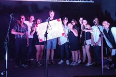 Romské děti v Krumlově chtěly poděkovat zdravotníkům. Uspořádaly pro ně koncert