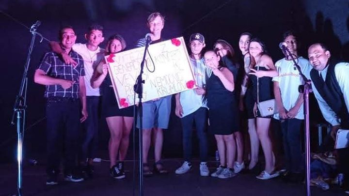 Romské děti v Krumlově chtěly poděkovat zdravotníkům. Uspořádaly pro ně koncert; Zdroj foto: Archiv Držme spolu za jeden provaz, Robert Kotlár