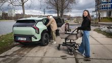 Kia EV3 očima mladé rodiny. Problémy jsou hlavně dva. Kočár a ocelová noha