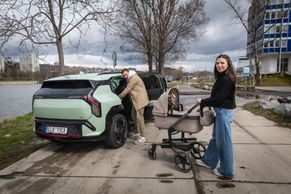 Kia EV3 očima mladé rodiny. Problémy jsou hlavně dva. Kočár a ocelová noha