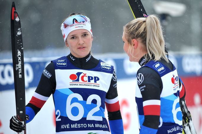 SP v běhu na lyžích NMnM (2020), stíhačka žen: Zuzana Holíková a Barbora Havlíčková.