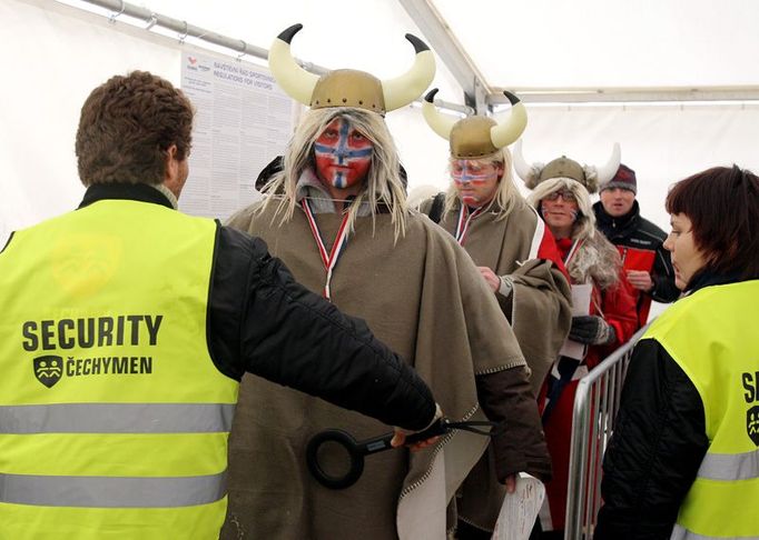 I viking musí projít bezpečnostní kontrolou.