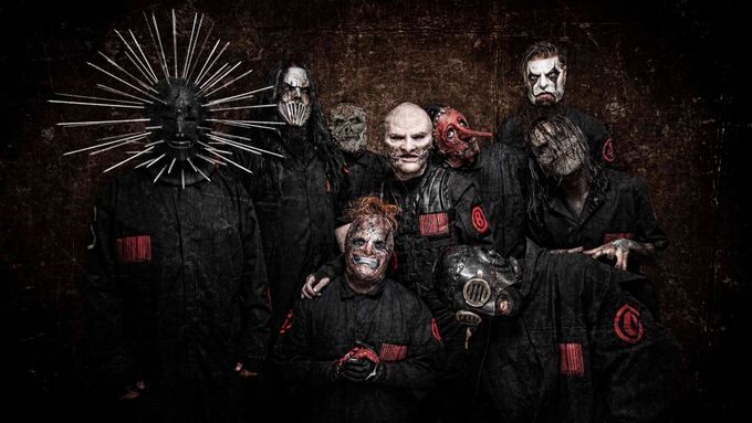 Slipknot vystupují v maskách, které připomínají postavy masových vrahů z hororových filmů či ducha Halloweenu.
