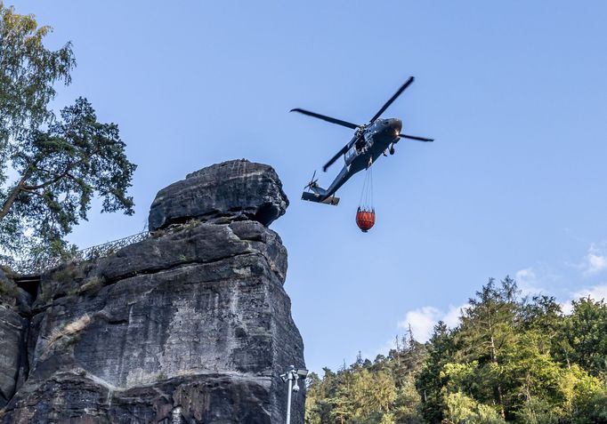 Vrtulník Sikorsky UH-60 Black Hawk polské policie během nasazení v Hřensku. 27. 7. 2022