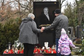 Hrob Karla Gotta na Malvazinkách je hotový, lidé u něj zapalují svíčky