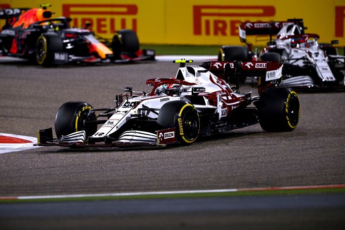 Antonio Giovinazzi a Kimi Räikkönen v Alfě Romeo ve Velké ceně Bahrajnu 2021