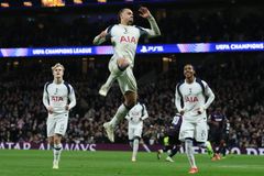 Slavia v Londýně pálila šance. Tottenhamu pomohly dvě penalty a vlastní gól