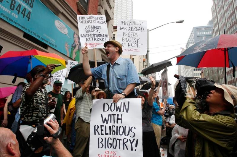 New York - mešita - demonstrace "pro" i "proti"