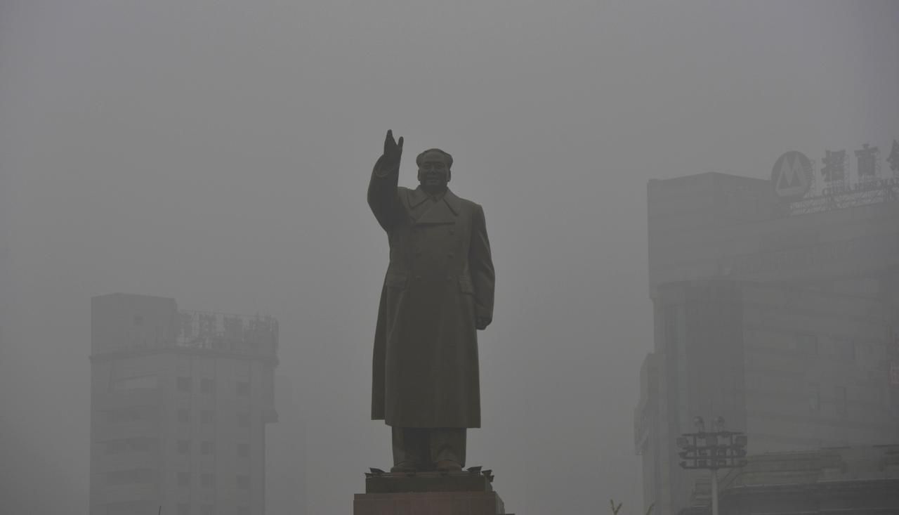 Socha Mao Ce-tunga zahalená smogem