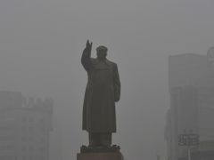 Socha Mao Ce-tunga zahalená smogem