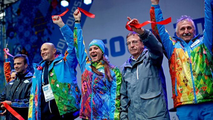 Jelena Isinbajevová slavnostně zahajuje provoz olympijské vesnice v Soči