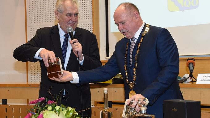 Prezident Miloš Zeman na návštěvě Krajského úřadu v Olomouci. Vpravo je hejtman Ladislav Okleštěk, který mu předal dárky.