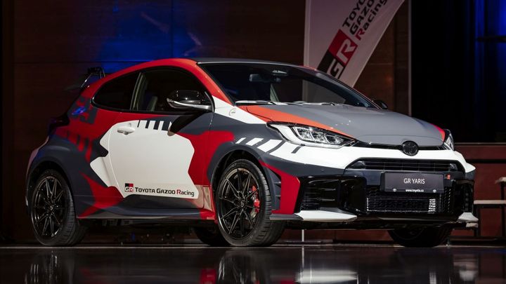V Česku se vydražily čtyři Toyoty Yaris za 9,5 milionu. Dvě pořídil Antonín Charouz