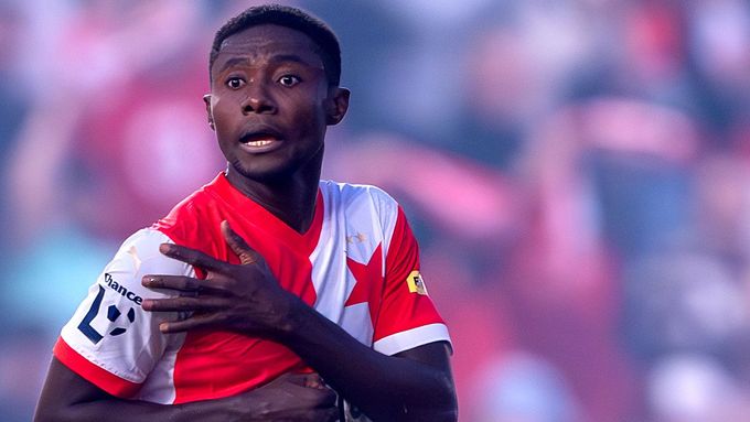 Slávista Oscar Dorley si po svém gólu na 2:1 v derby se Spartou ukazoval na rameno. Podle komise rozhodčích ale skóroval rukou