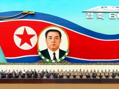 V předvečer výročí se slavilo na stranickém shromáždění pod portrétem zakladatele státu Kim Ir-sena
