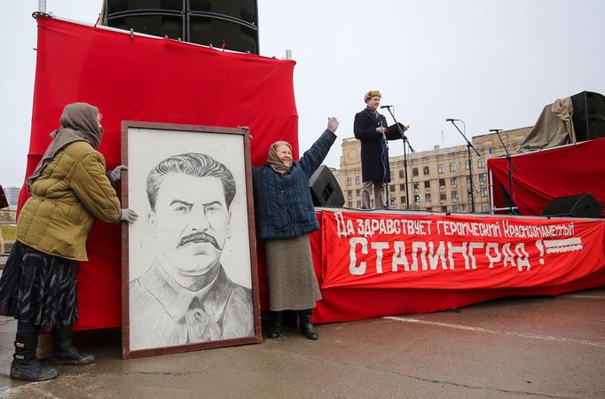 Lidé v historických kostýmech drží portrét sovětského vůdce Josifa Stalina během akce věnované 78. výročí bitvy u Stalingradu. Volgograd, Rusko, 2. 2. 2021.