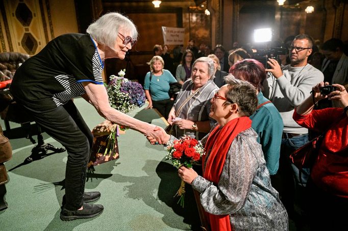 Zpěvačka Marta Kubišová přijímá květiny a gratulace k nedávným 82. narozeninám.