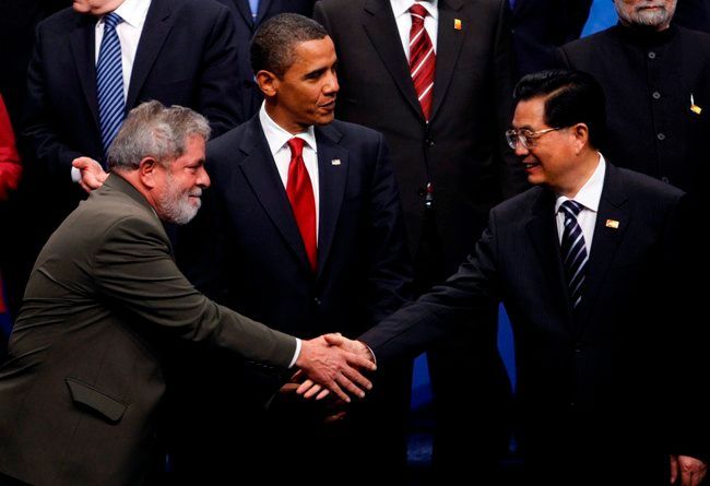Brazilský prezident Luiz Inacio Lula da Silva si před Barackem Obamou podává ruku s čínským prezidentem Hu Jintao na summitu G20 v Pittsbourghu